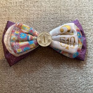 Small world bow clip